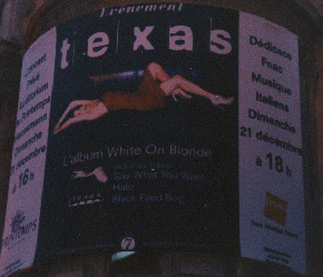 Affiche du concert sur les murs du printemps
